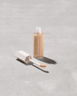 We're Even Hydrating Longwear Concealer ?? 220W